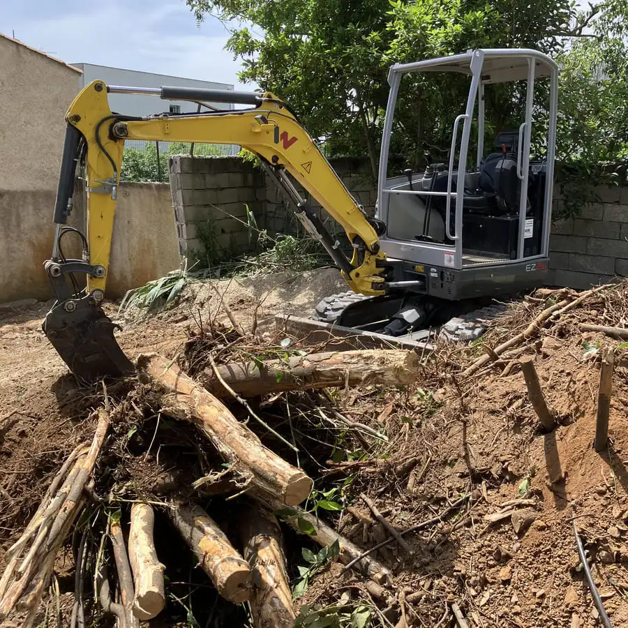 terrassement-demolition-arrachage-vegetaux-mp-entrepreneur-du-paysage-beziers- Entreprise de démolition et de terrassement en cours d'arrachage végétaux Béziers