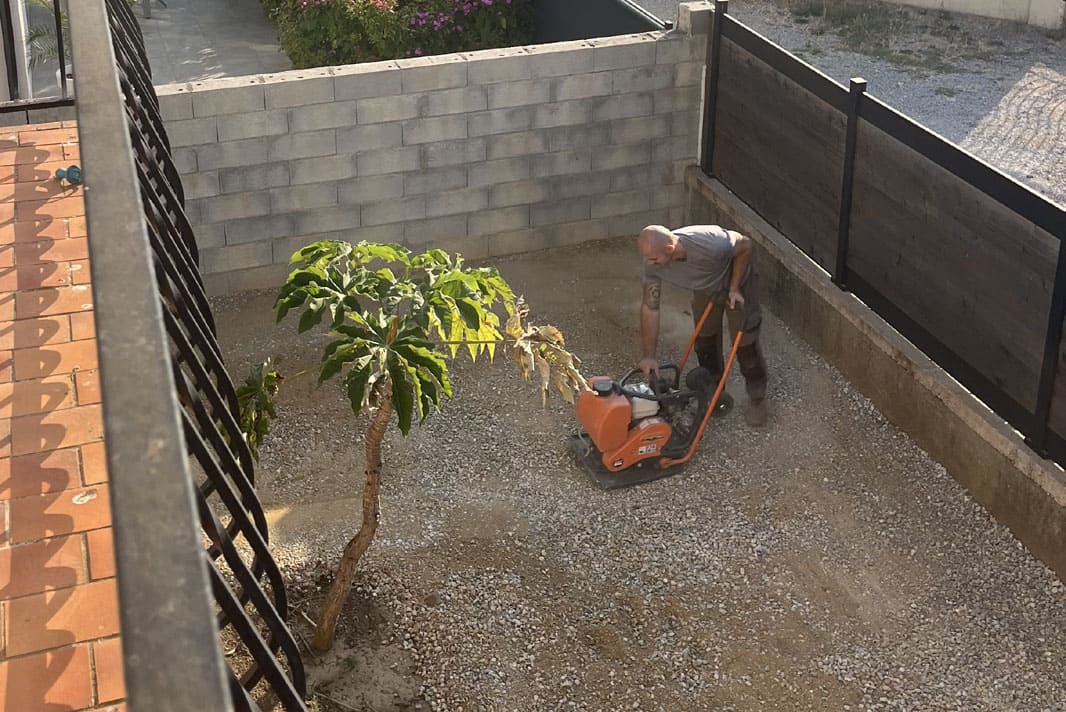 Aménagement terrassement gazon synthétique, travaux de terrassement et évacuation de terre et gravats Maraussan