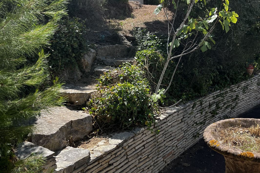 Chantier de débroussaillage, conception et réalisation de massifs végétaux Grande villa Béziers