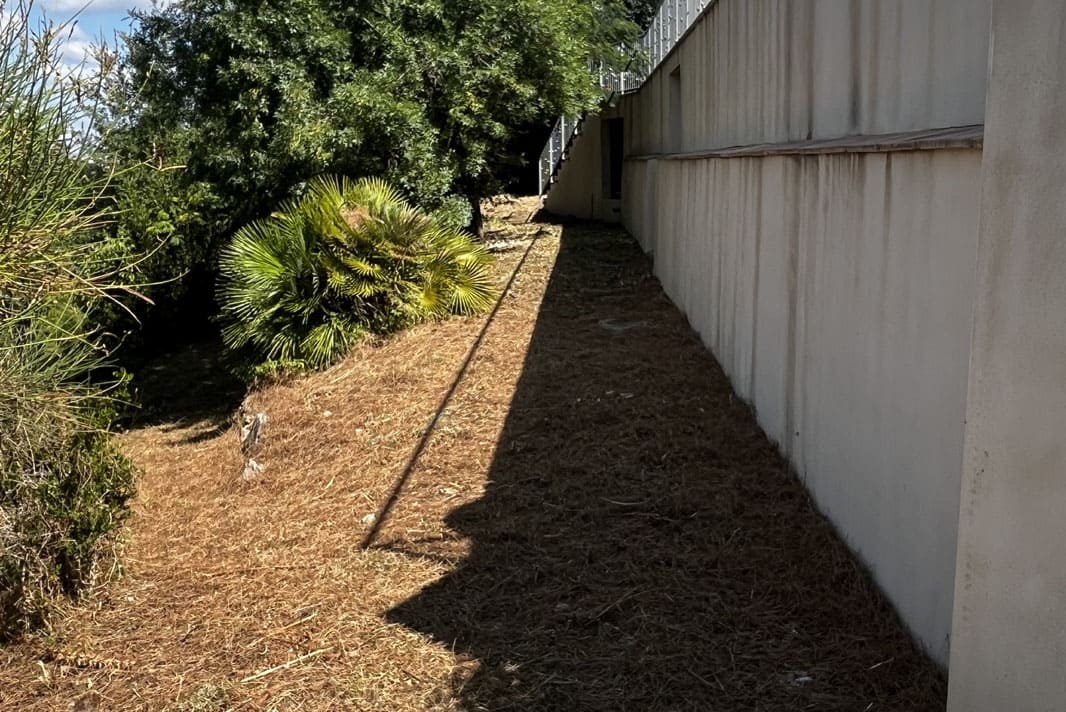 Chantier de débroussaillage, entretien espaces verts entreprises et nettoyage espaces verts Grande villa Béziers
