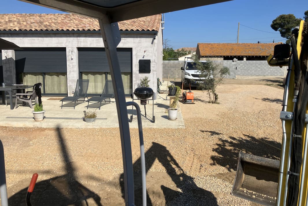 Terrassement et compactage avec engin lourd et mise en place tout venant et taille de haies à Maraussan