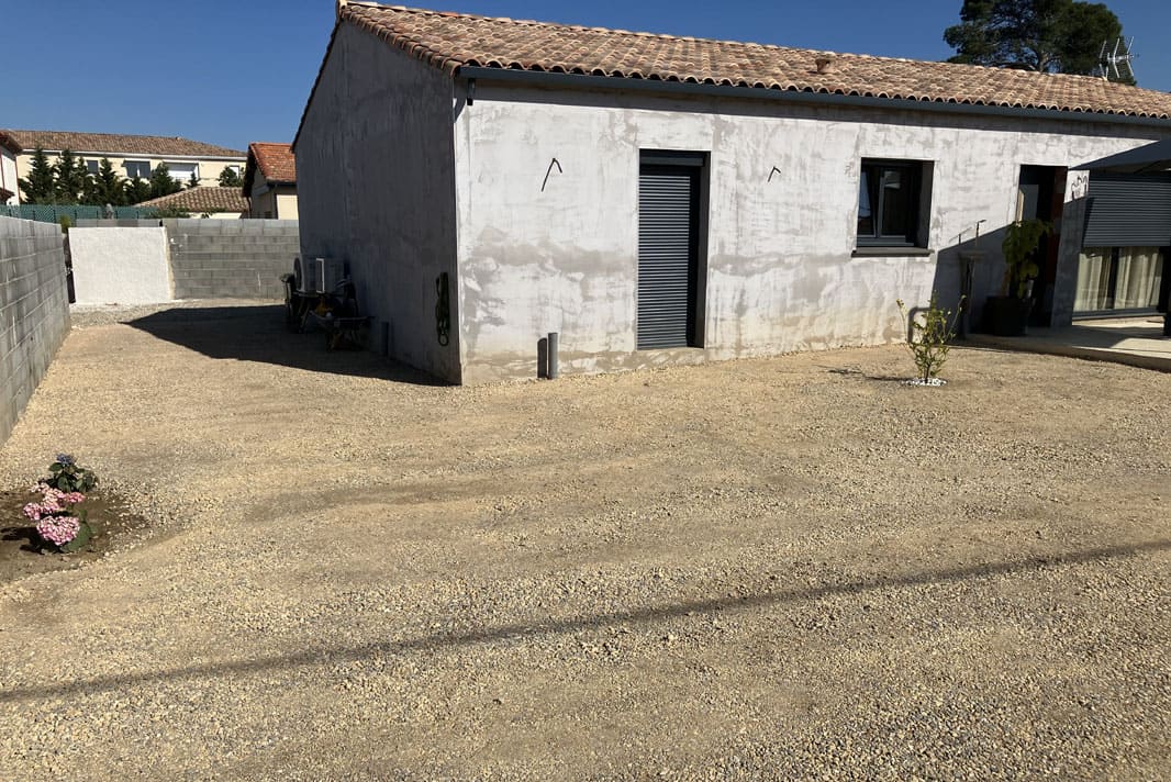 Terrassement et compactage du sol avec engin lourd et mise en place tout venant et plantation de végétaux à Maraussan