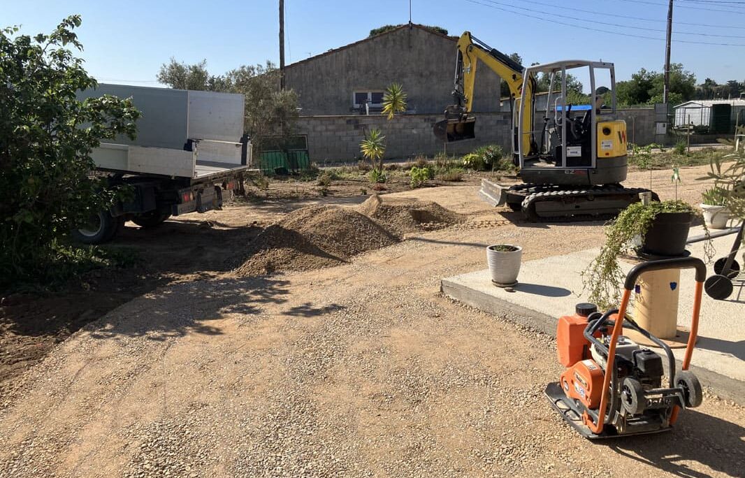 Débroussaillage terrain et terrassement avec engin de compactage et mise en place tout venant Maraussan