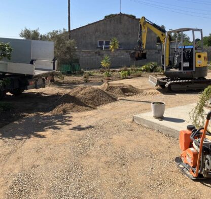 Débroussaillage terrain et terrassement avec engin de compactage et mise en place tout venant Maraussan