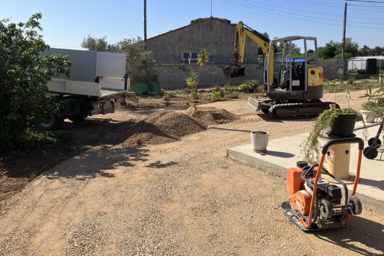 Débroussaillage terrain et terrassement avec engin de compactage et mise en place tout venant Maraussan