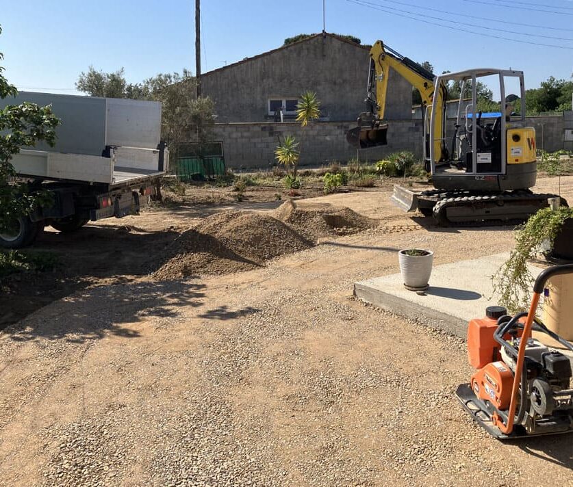 Débroussaillage terrain et terrassement avec engin de compactage et mise en place tout venant Maraussan