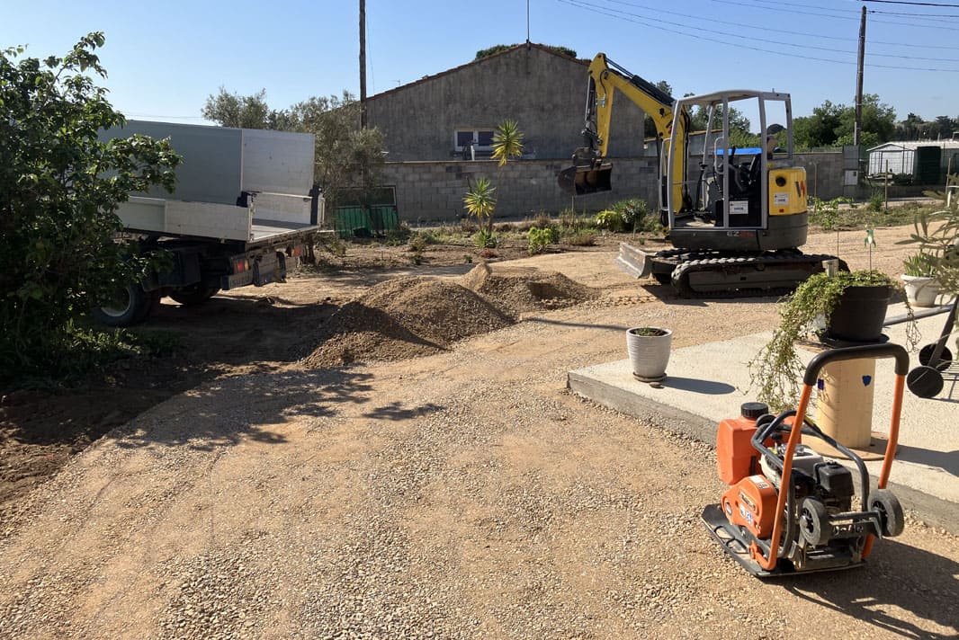 Débroussaillage terrain et terrassement avec engin de compactage et mise en place tout venant Maraussan