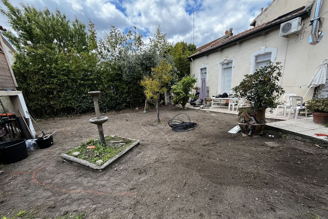 Paysagiste professionnel, aménagement d'un gazon en semi avec arrosage intégré, conception et réalisation de massifs à Béziers