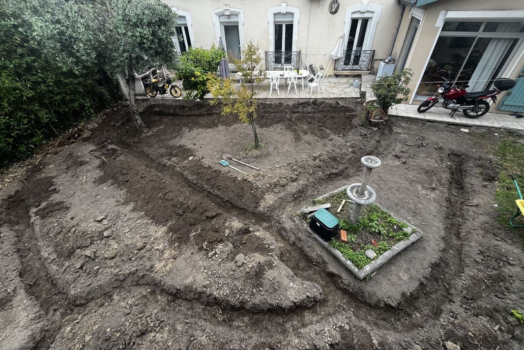 Paysagiste professionnel, aménagement d'un gazon en semi avec arrosage intégré, taille et entretien d’arbres à Béziers