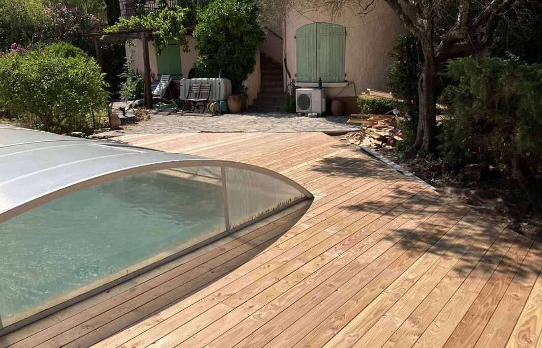 Aménagement terrasse en bois autour d'un piscine avec plantation végétation Béziers