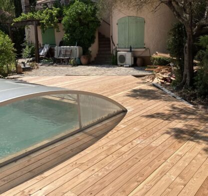 Aménagement terrasse en bois autour d'un piscine avec plantation végétation Béziers