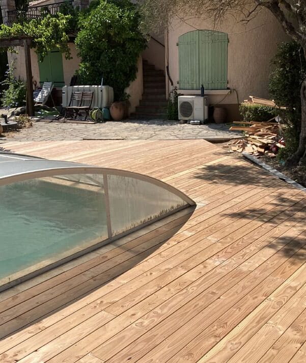Aménagement terrasse en bois autour d'un piscine avec plantation végétation Béziers