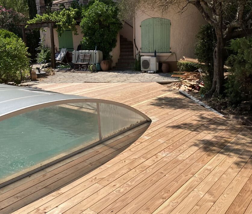 Aménagement terrasse en bois autour d'un piscine avec plantation végétation Béziers
