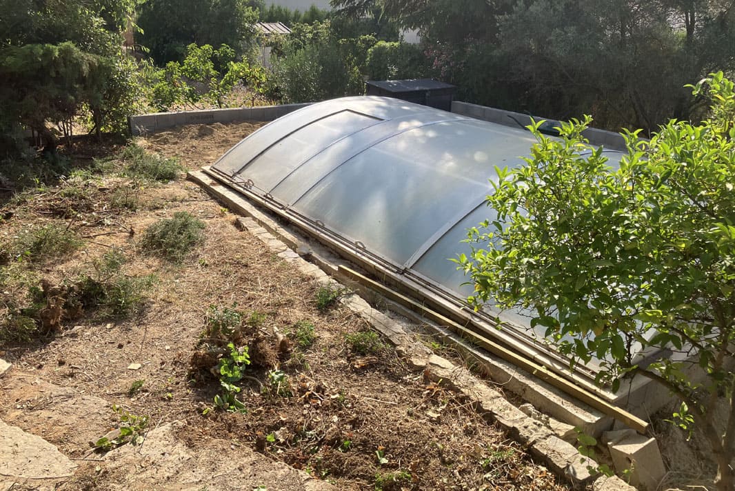 Aménagement terrasse en bois autour d'un piscine, débroussaillage parcelle boisée et arrachage végétaux invasifs