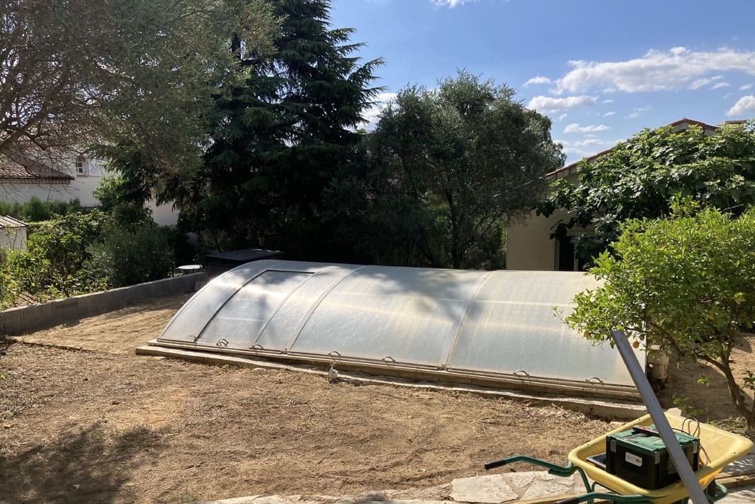 Aménagement terrasse en bois autour d'un piscine, conception et réalisation de massifs et aménagement paysager sur mesure