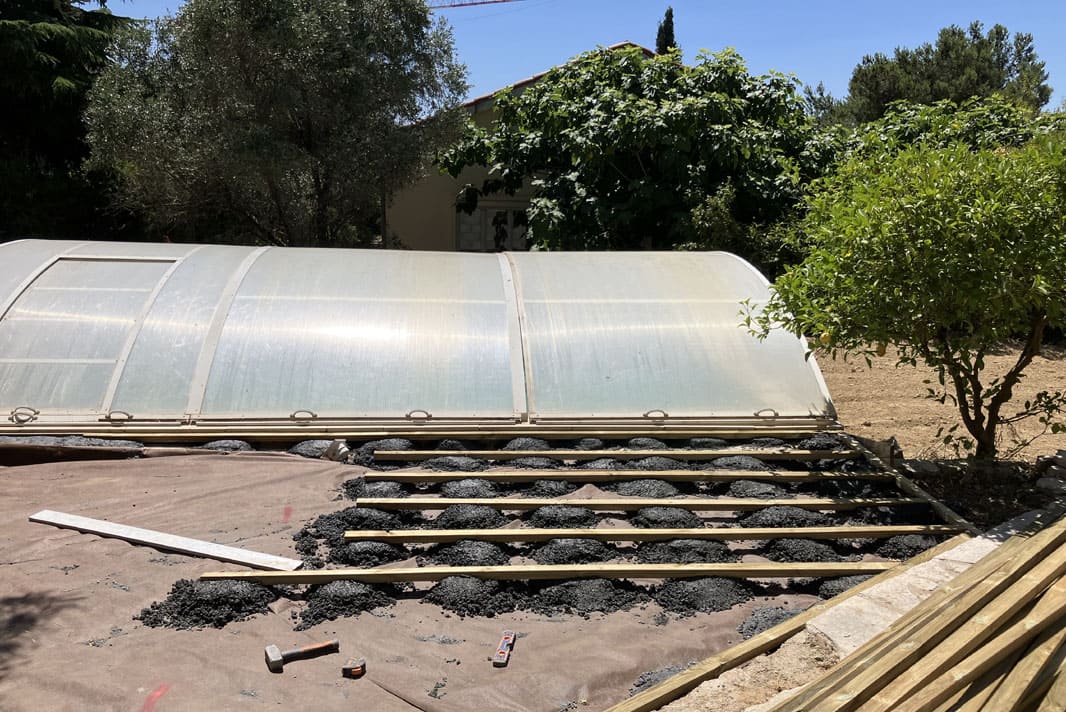Aménagement terrasse en bois autour d'un piscine avec terrassement jardin et évacuation de terre et gravat à Béziers