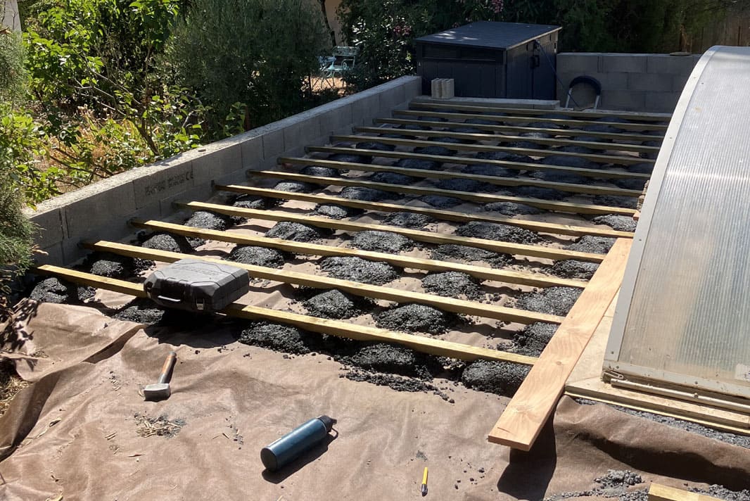 Aménagement terrasse en bois autour d'un piscine avec conception et réalisation de massifs de végétaux à Béziers