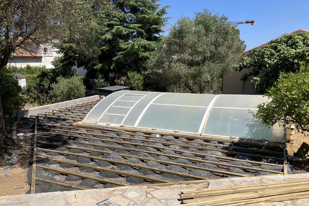 Aménagement terrasse en bois autour d'un piscine avec création d’allées et bordures Béziers