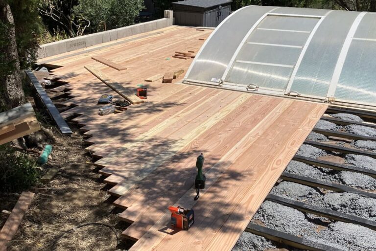 Aménagement terrasse en bois autour d'un piscine avec aménagement paysager sur mesure Béziers