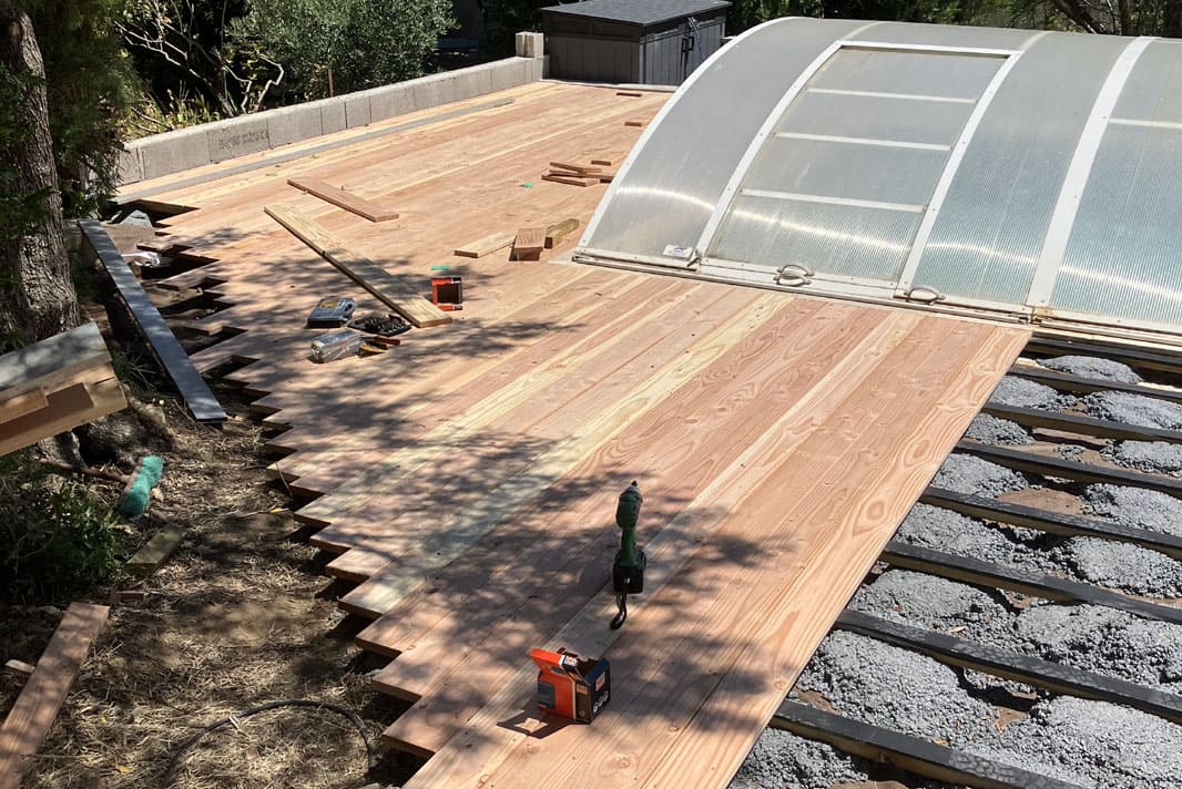 Aménagement terrasse en bois autour d'un piscine avec aménagement paysager sur mesure Béziers