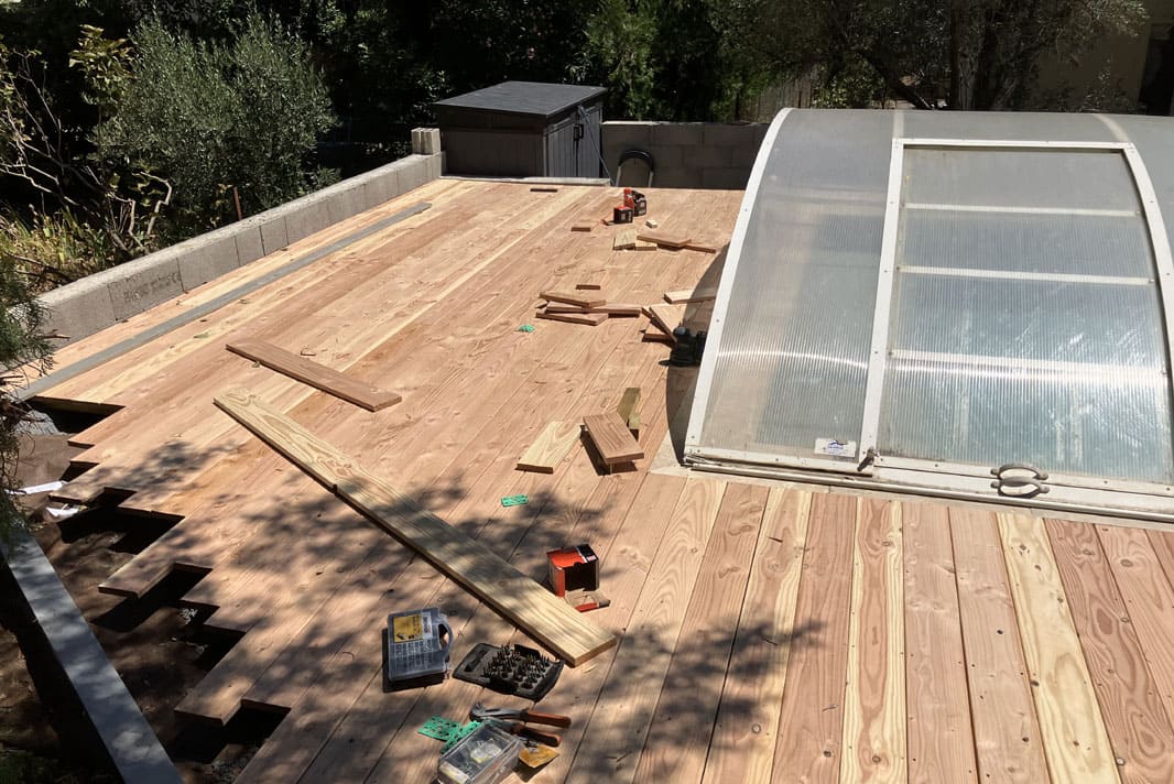 Aménagement terrasse en bois autour d'un piscine avec conception et réalisation de massifs Béziers