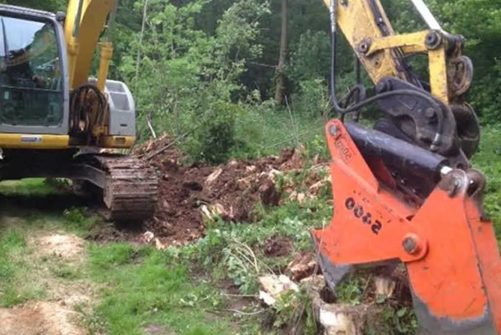 Dessouchage d’arbres a la pelle mécanique et gestion et evacuation des rémanents